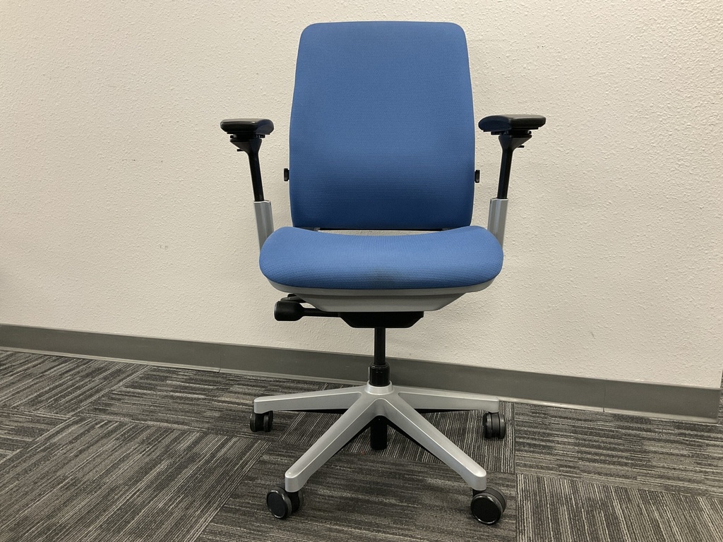 Amia Chair