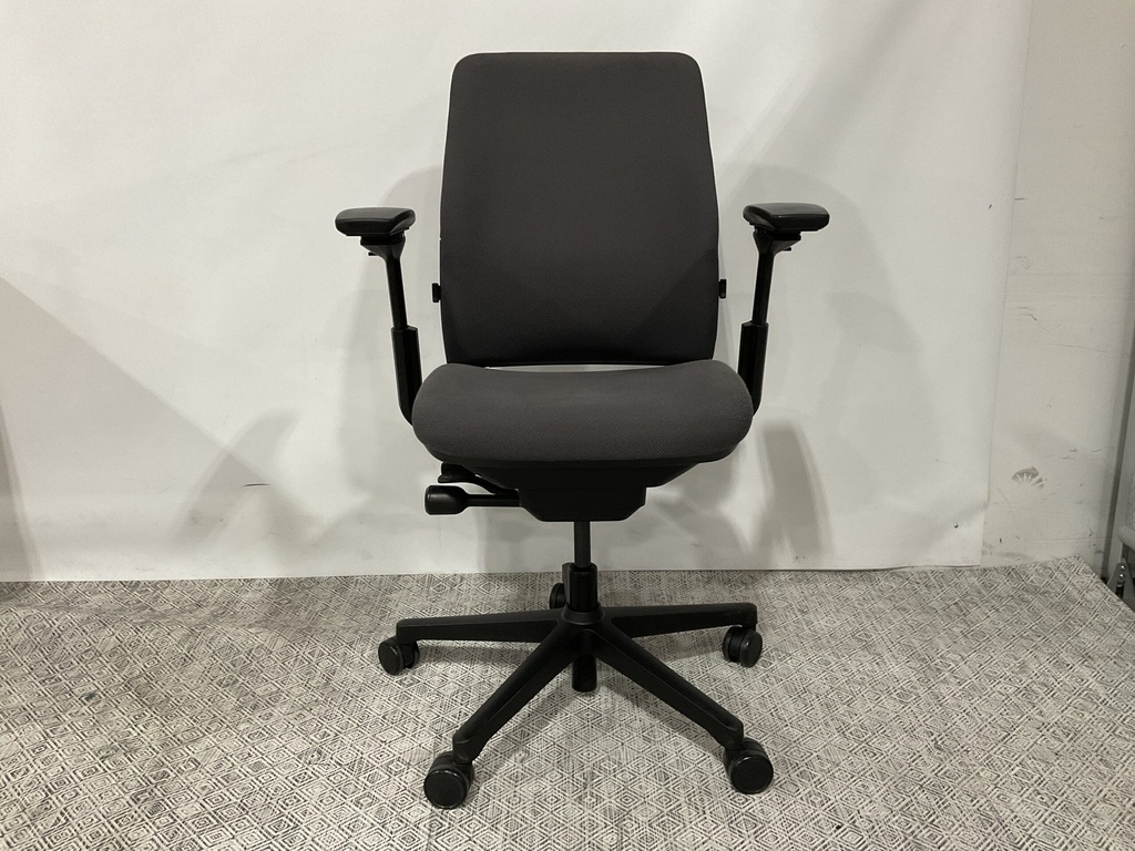 Amia Chair